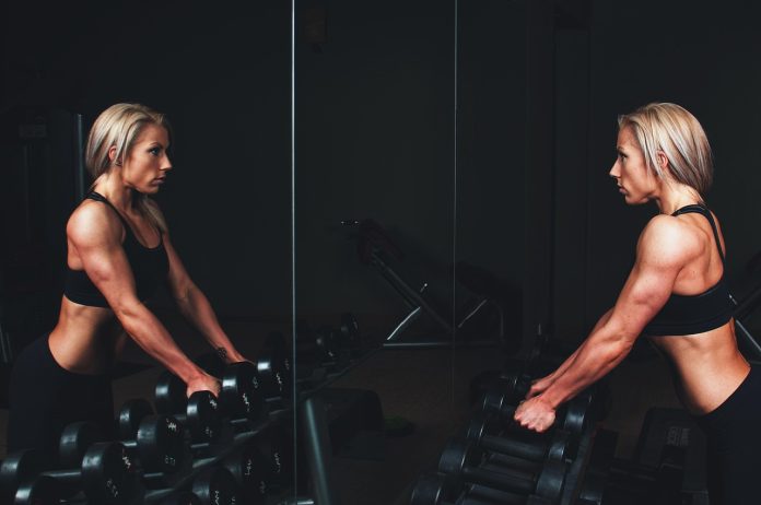 Ce avantaje are o placă multifuncțională pentru exercițiile de forță?