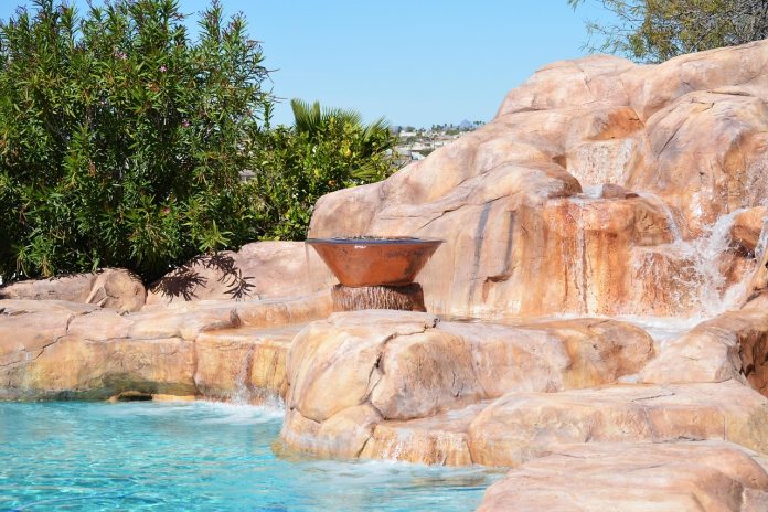 Cum integrezi o piscina in curtea casei fara sa aglomerezi spatiul