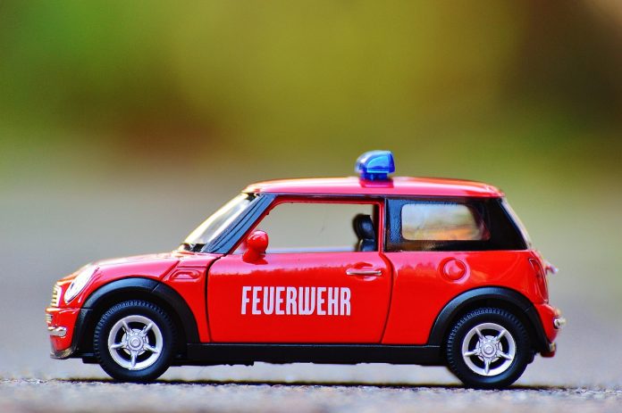Ce diferenta este intre masinutele Hot Wheels simple si seturile cu pista?